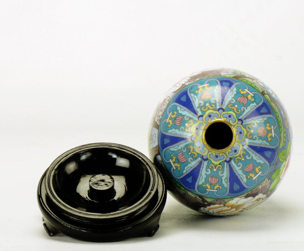 Pair of Colorful Cloisonne Eggs In Excellent Condition For Sale In Chicago, IL