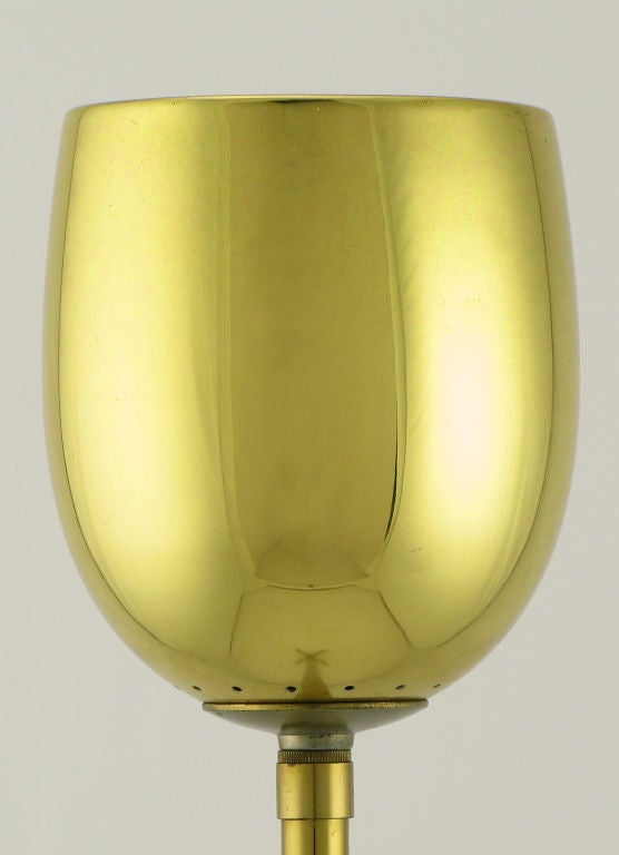 Stehlampe mit Tulpenschirm aus Messing von Stiffel (amerikanisch) im Angebot