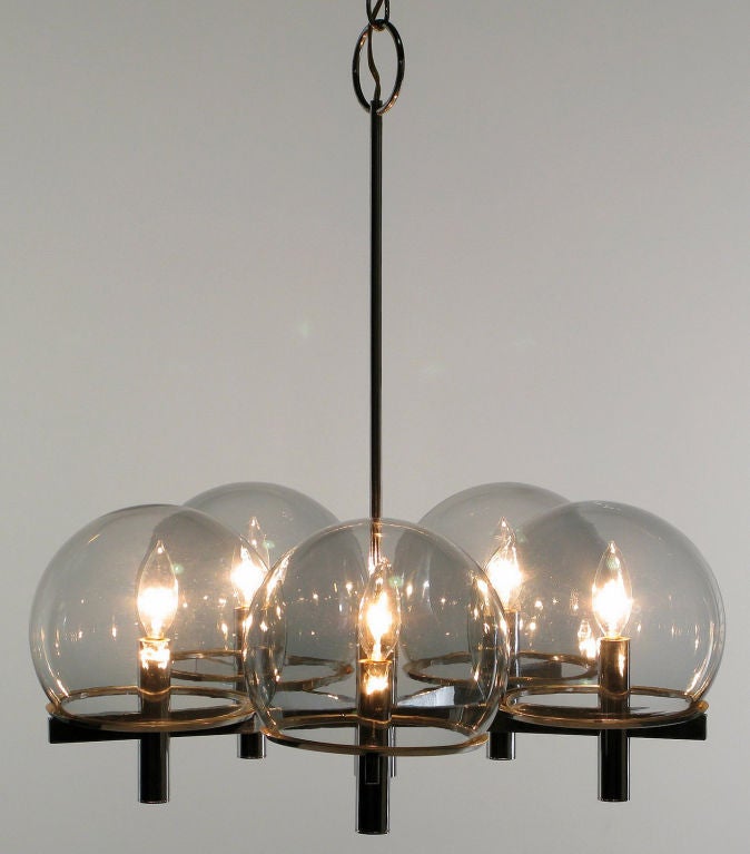 Italiano Lampadario a cinque bracci in cromo e vetro fumé di Gaetano Sciolari in vendita