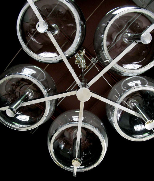 Lampadario a cinque bracci in cromo e vetro fumé di Gaetano Sciolari in vendita 1