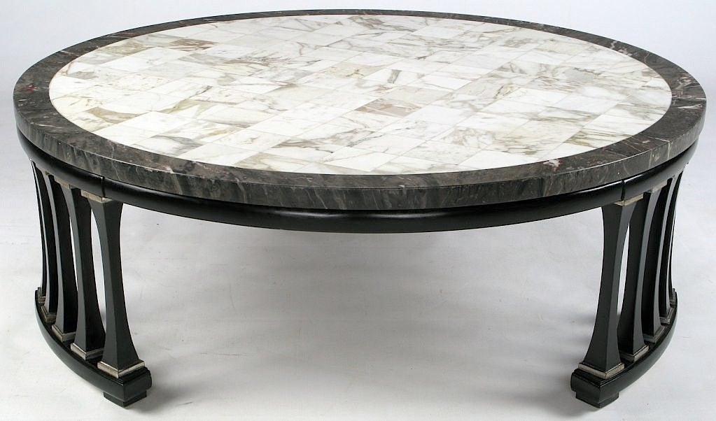 Américain Table basse ronde à trois colonnes en marbre avec plateau en patchwork en vente