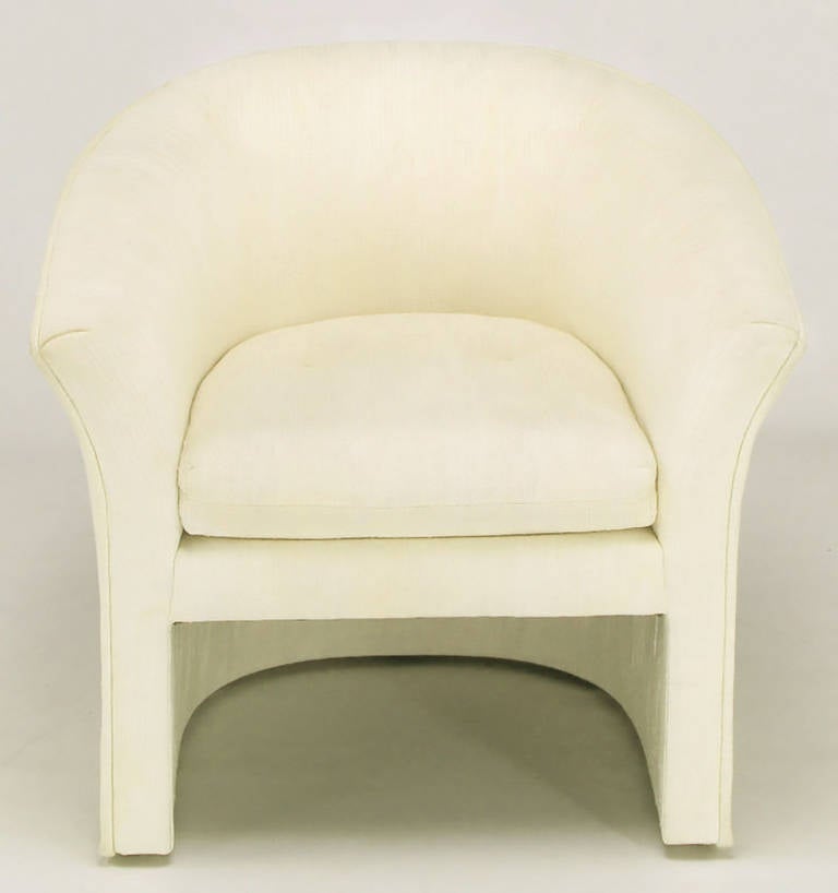 Paar Hekman Art Deco Revival Barrel Chairs in cremefarbener Seide (amerikanisch) im Angebot