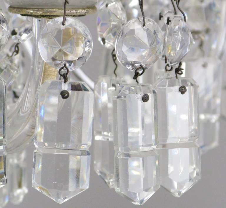 Lampadario a cinque bracci in cristallo tagliato Lightolier, anni '40 circa in vendita 2