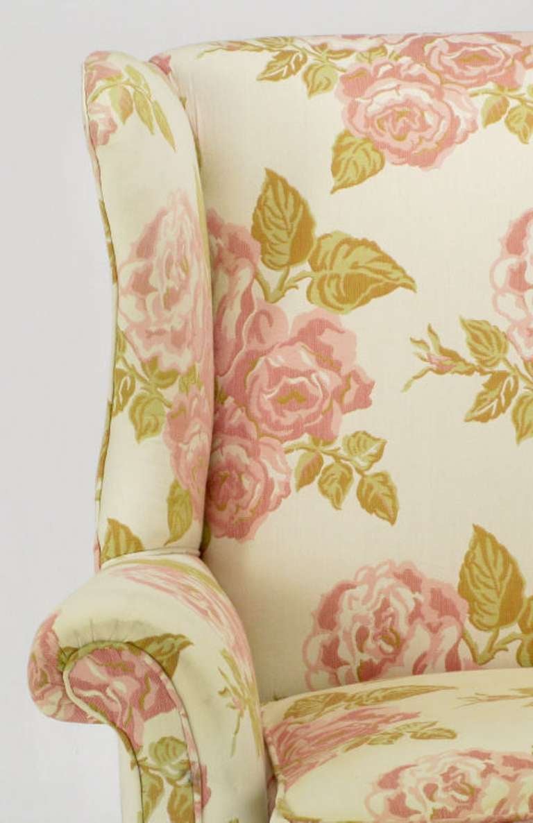 Paire de chaises à oreilles Chippendale surdimensionnées en tissu à motifs roses en vente 2