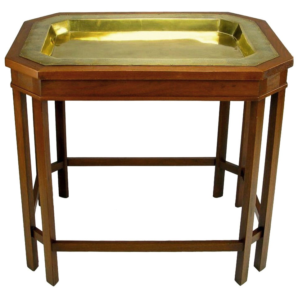 Table d'angle à cannage en acajou avec plateau en laiton réticulé inséré