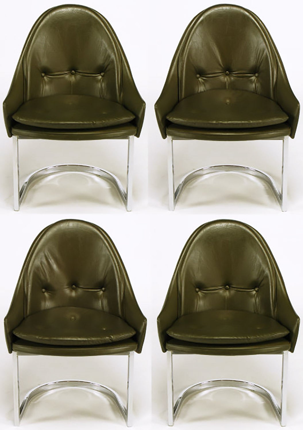 Ensemble de quatre chaises de salle à manger à base de chrome, à la manière de Harvey Probber. Revêtement en vinyle chocolat foncé. Coussins de dossier fixes à trois boutons et coussins d'assise libres à trois boutons.