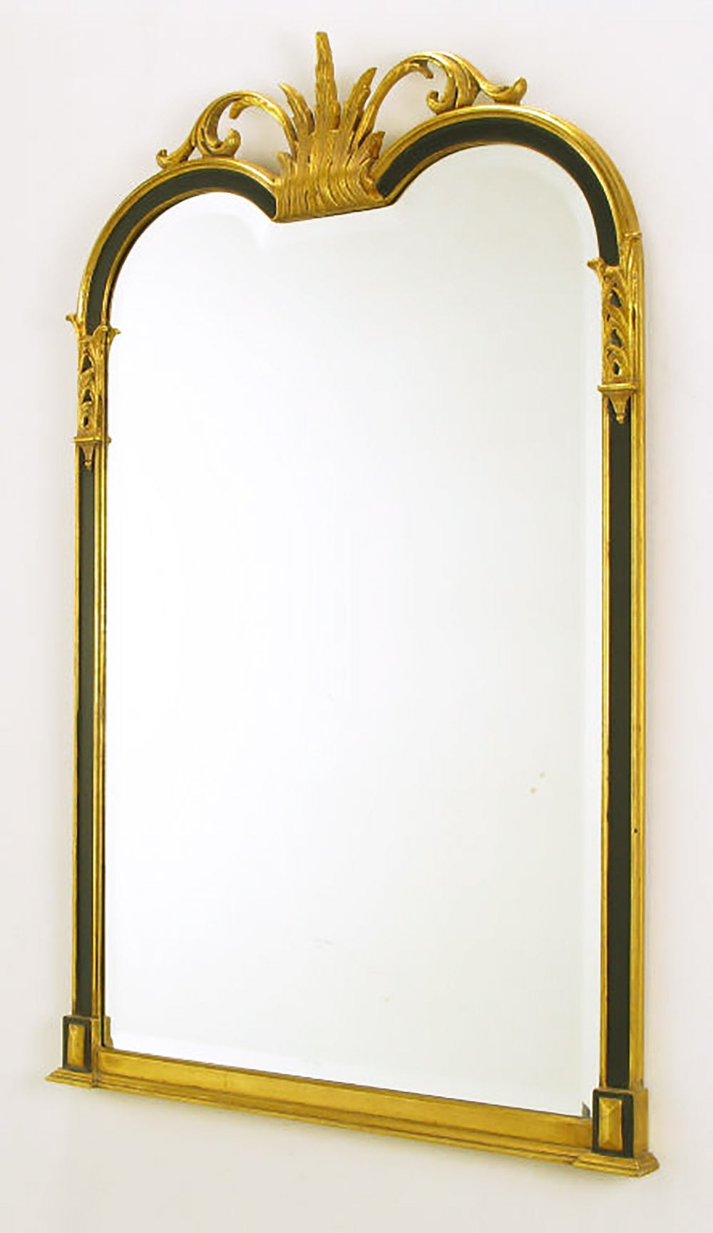 Espejo de pared dorado y lacado en negro, de estilo renacimiento imperio italiano. Espejo biselado con parte superior de doble arco. Detalles de madera dorada y gesso.