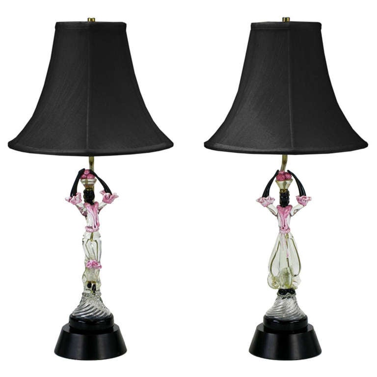 Pareja de lámparas de sobremesa italianas de cristal de Murano con figura femenina africana