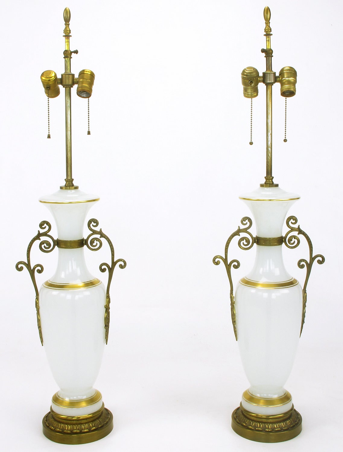 Paar neoklassische Chapman-Tischlampen aus weißem Milchglas mit Messingapplikationen (amerikanisch) im Angebot