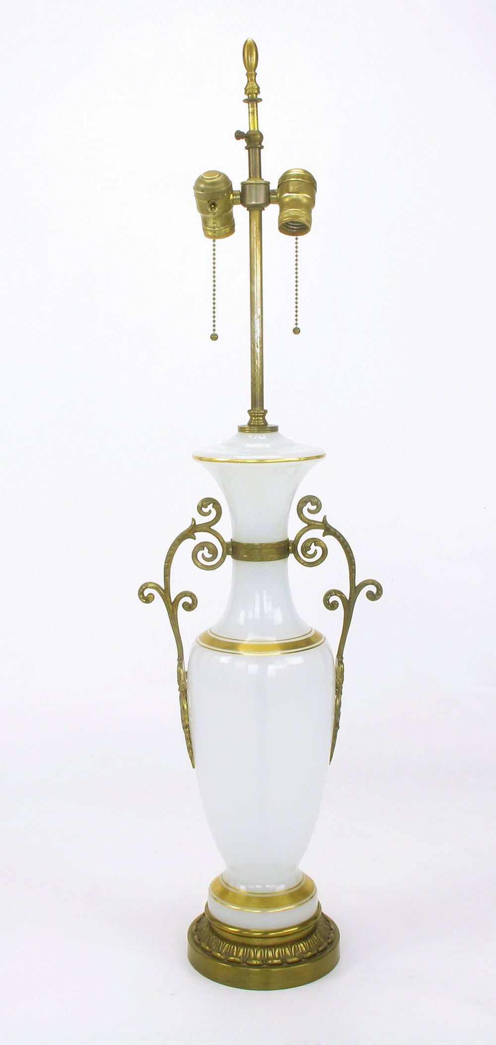Paar neoklassische Chapman-Tischlampen aus weißem Milchglas mit Messingapplikationen im Zustand „Gut“ im Angebot in Chicago, IL