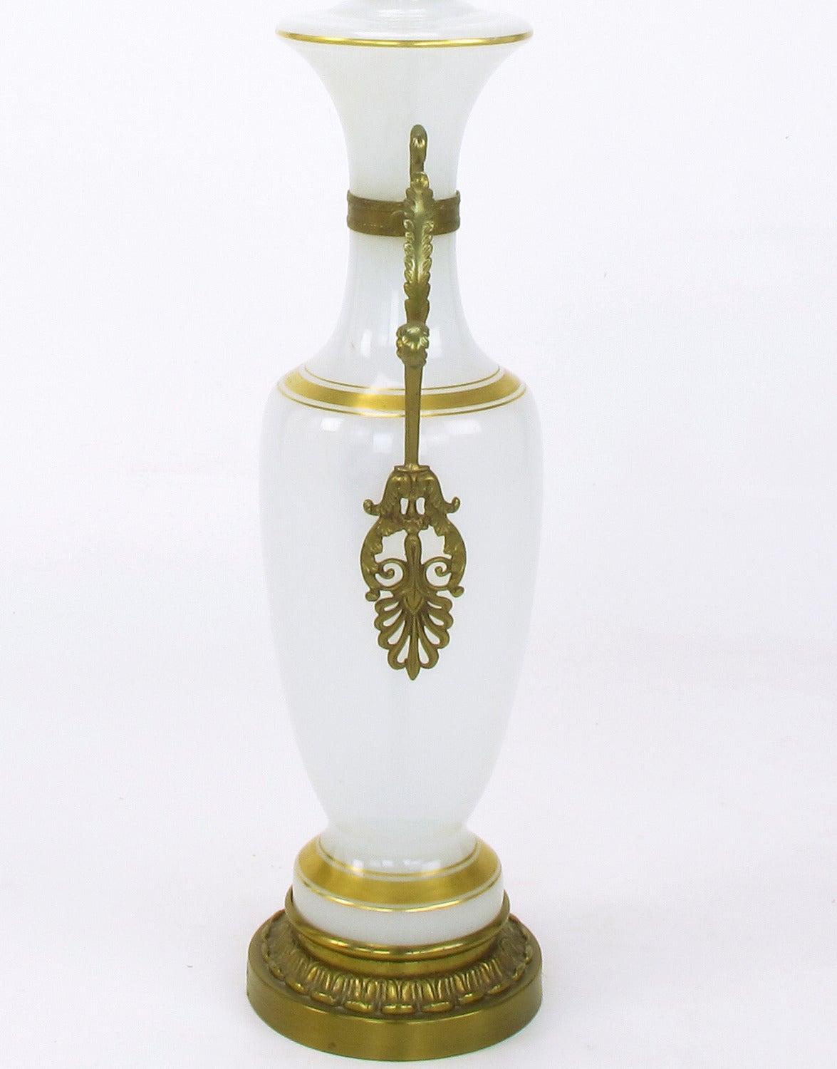 Paire de lampes de bureau néoclassiques Chapman en verre dépoli blanc avec appliques en laiton en vente 1