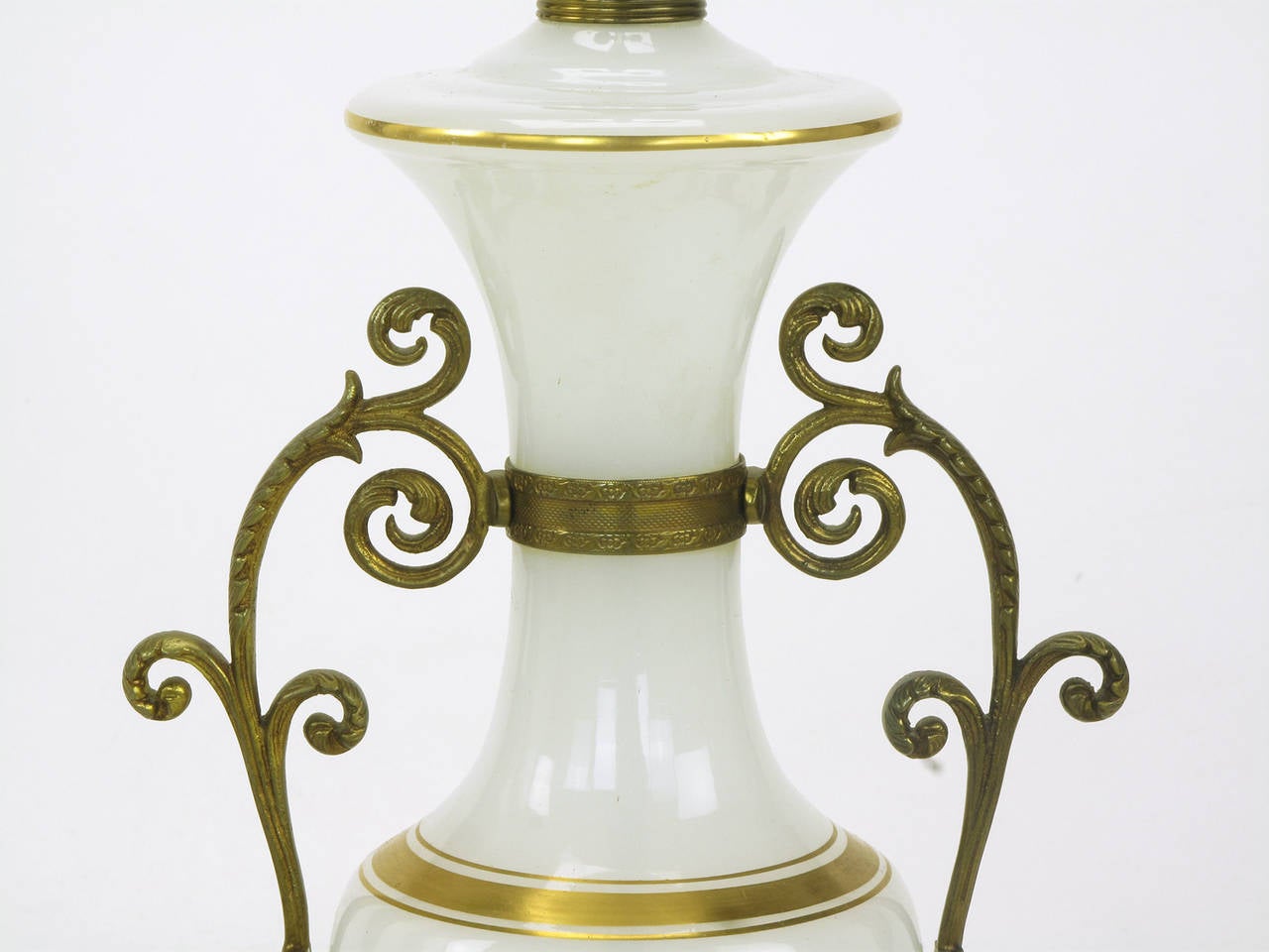 Paar neoklassische Chapman-Tischlampen aus weißem Milchglas mit Messingapplikationen im Angebot 1