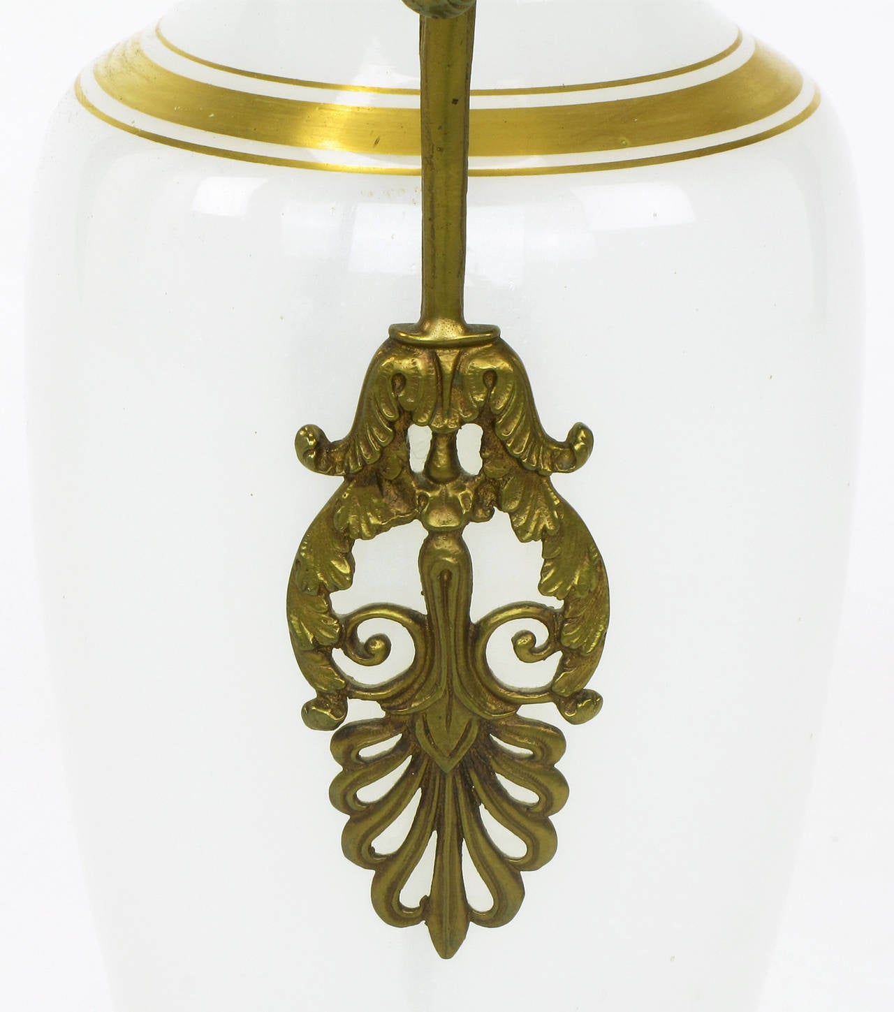 Paar neoklassische Chapman-Tischlampen aus weißem Milchglas mit Messingapplikationen im Angebot 3