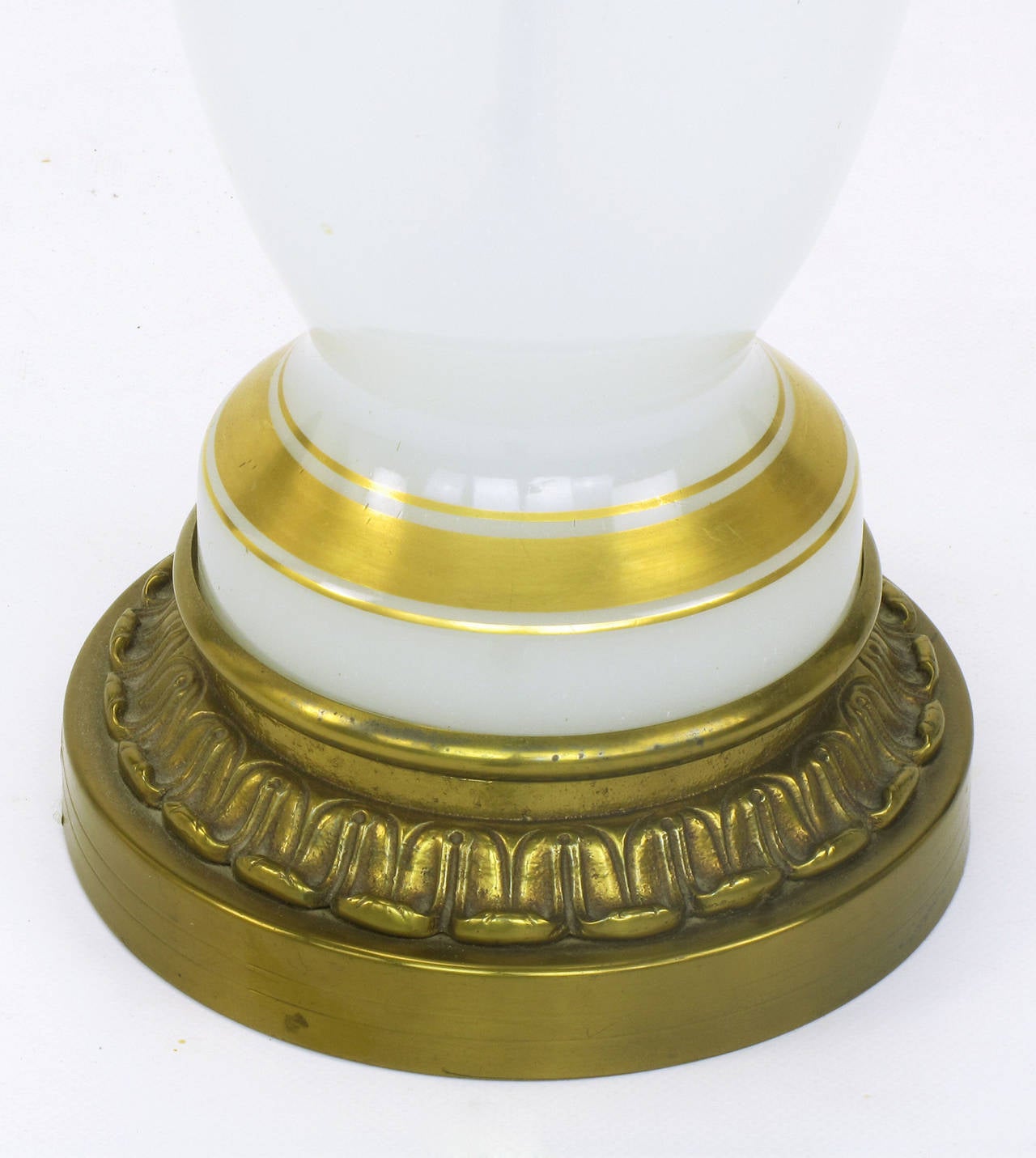 Paire de lampes de bureau néoclassiques Chapman en verre dépoli blanc avec appliques en laiton en vente 3