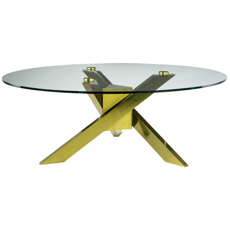Merveilleuse table basse post-moderne en laiton patiné avec des pieds en onglet et un centre triangulaire allongé. Des capuchons en laiton massif fixent le plateau en verre de 1/2