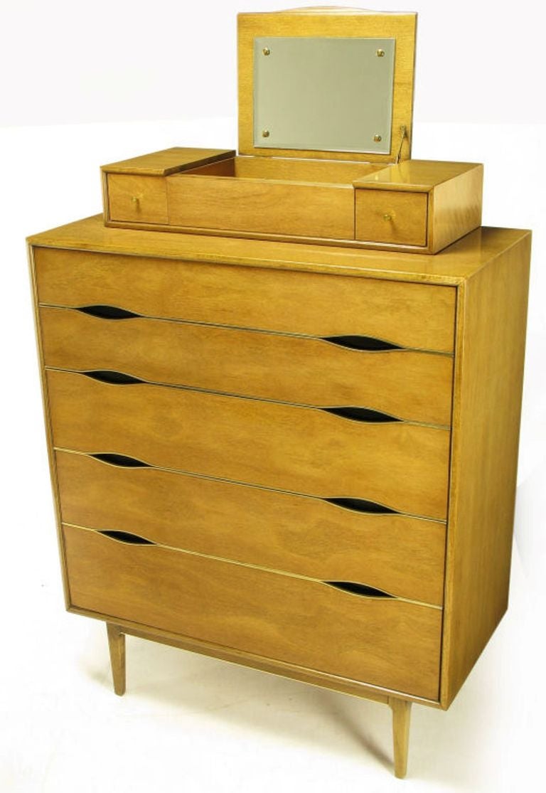 Vignola Furniture - Cassettone a cinque cassetti in noce sbiancato e ottone In condizioni buone in vendita a Chicago, IL