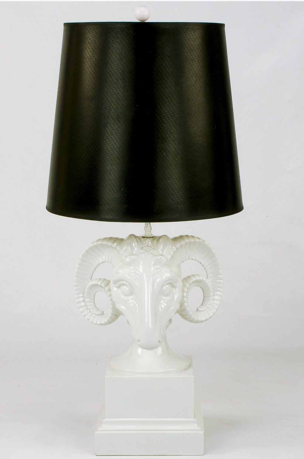 Detaillierte Widderkopf-Tischlampe aus weiß glasierter Keramik. Ursprünglich verkauft durch Chapman Manufacturing Co. Chicago IL. Wird ohne Schirm verkauft. Neu verkabelt.