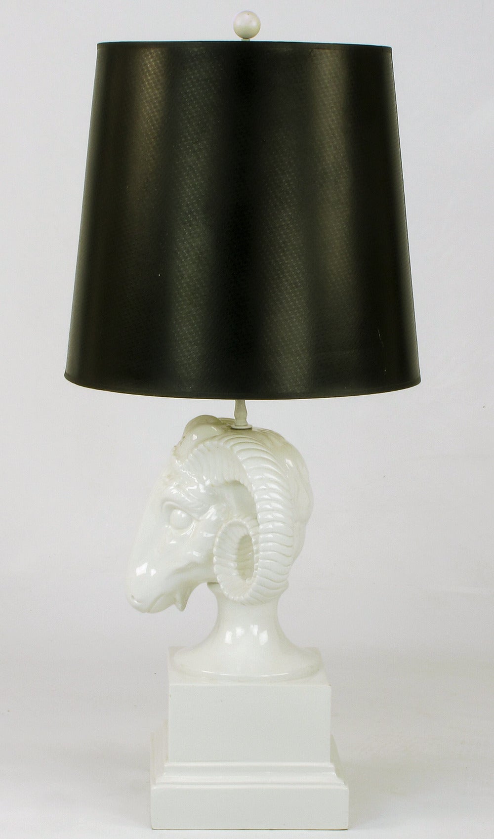 Chapman Weiße Keramik Widderkopf-Tischlampe (Mitte des 20. Jahrhunderts) im Angebot