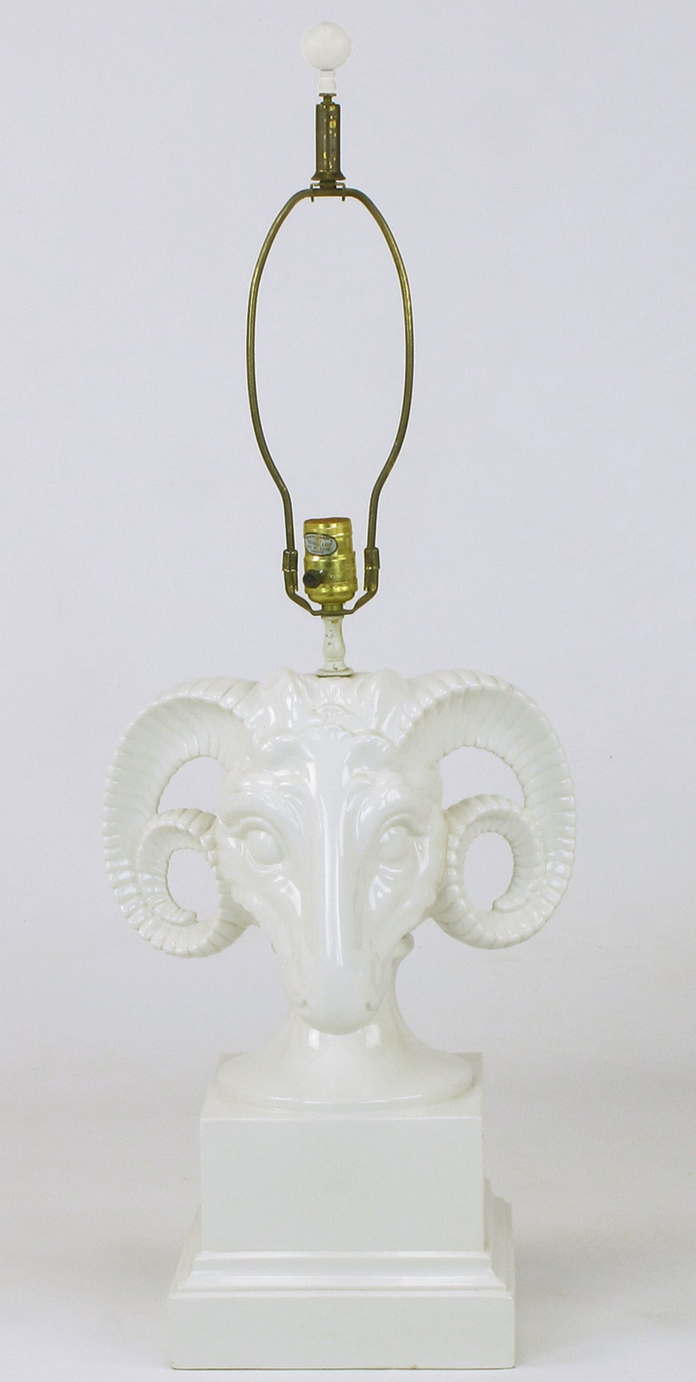 Chapman Weiße Keramik Widderkopf-Tischlampe (amerikanisch) im Angebot