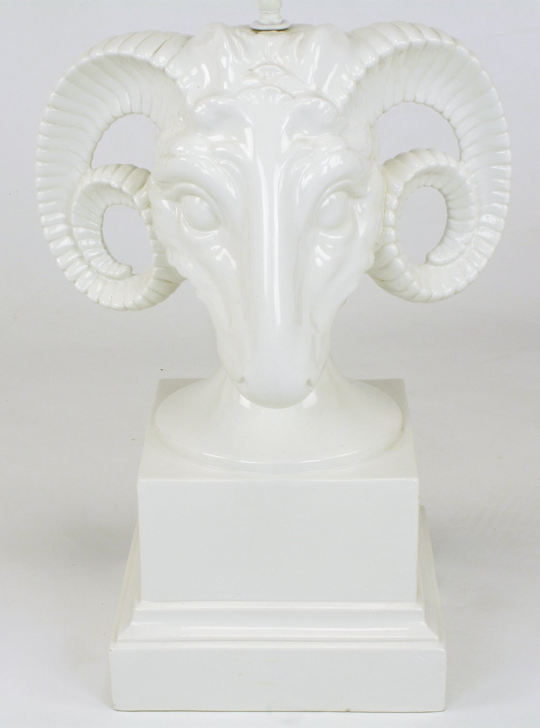 Chapman White Ceramic Ram's Head Table Lamp In Good Condition For Sale In Chicago, IL