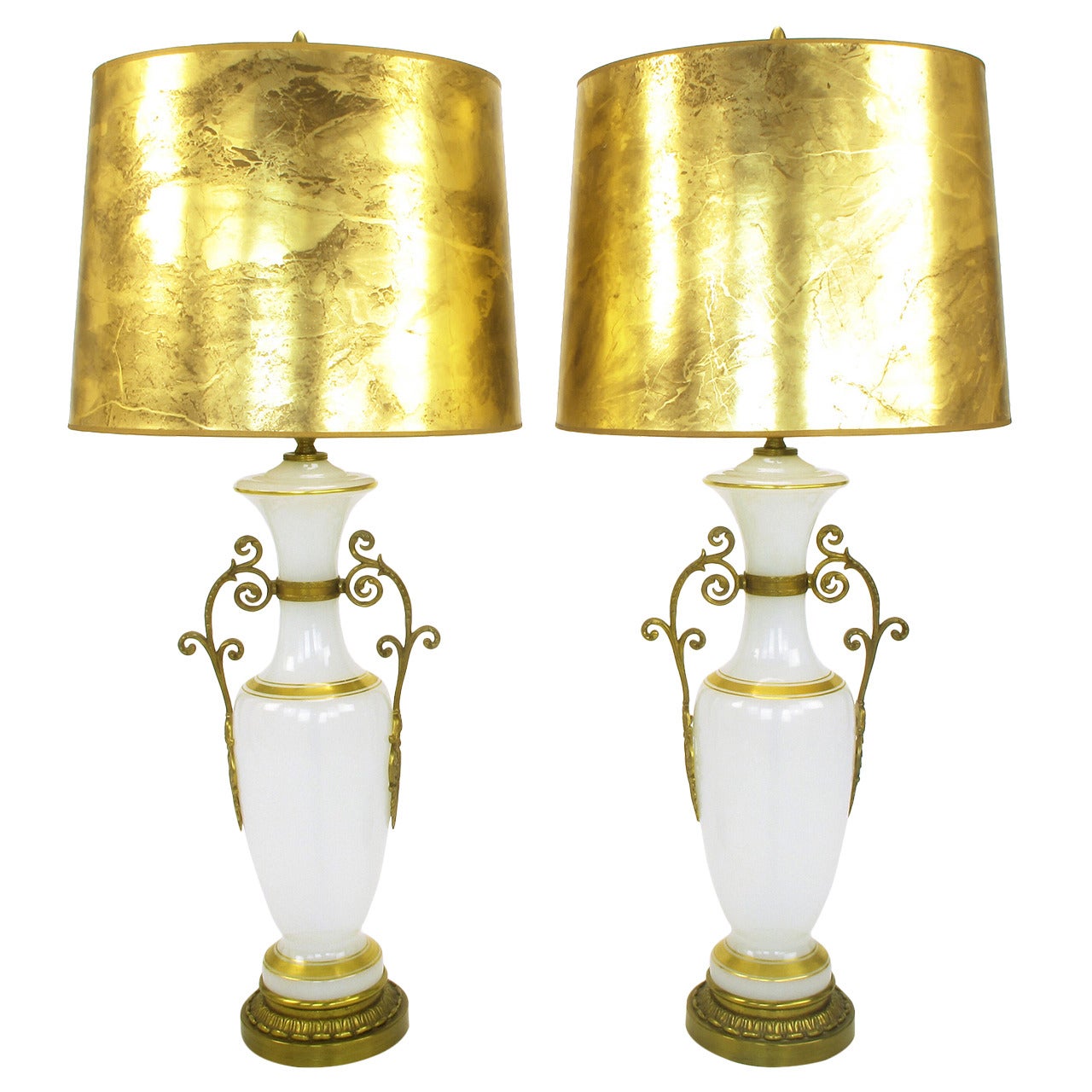 Paar neoklassische Chapman-Tischlampen aus weißem Milchglas mit Messingapplikationen im Angebot