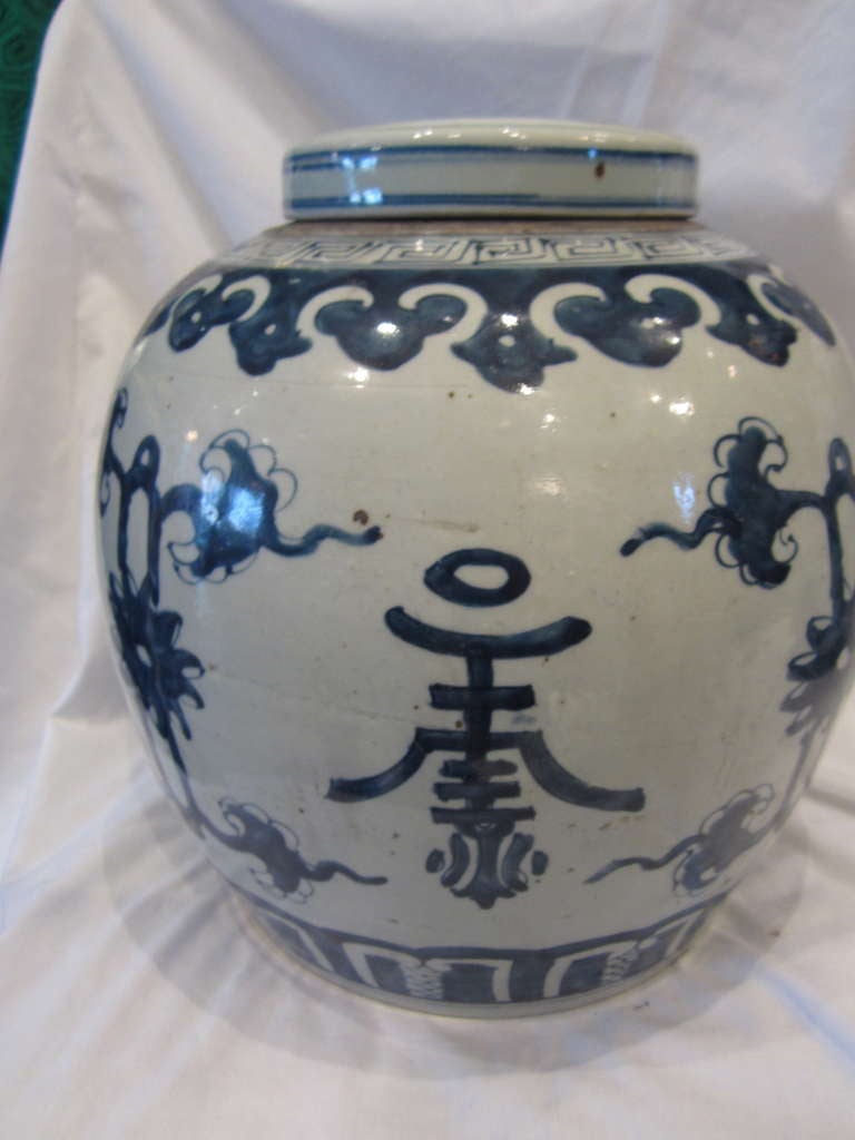 Pair of Chinese Blue and White Jars with Lids In Excellent Condition In East Hampton, NY