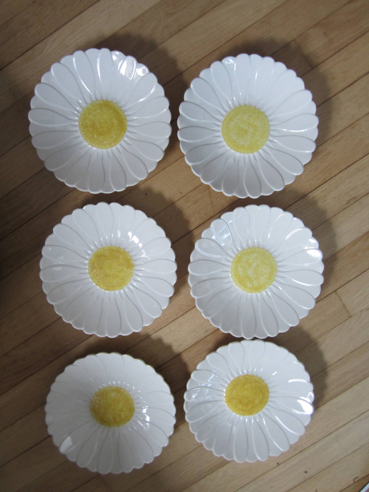 Brighten up any meal or wall with a set of 6 plates in the shape of daisies....by Gien, France......