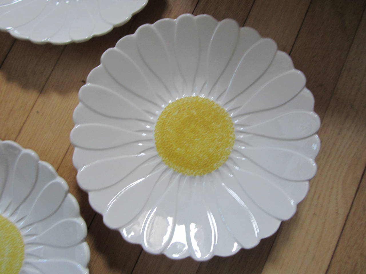 vintage daisy dishes