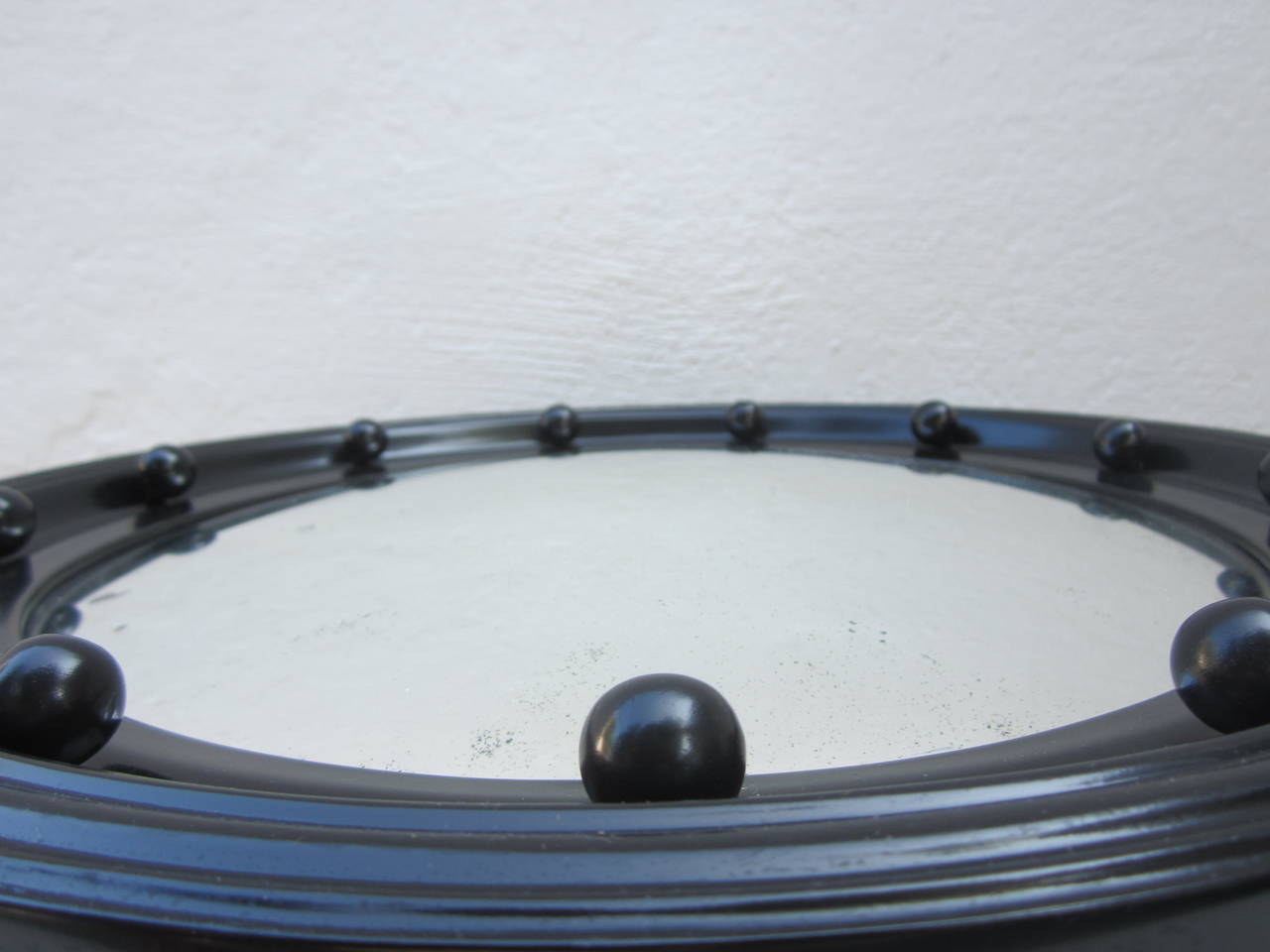 Schwarzer konvexer schwarzer Spiegel mit Rahmen (19. Jahrhundert) im Angebot