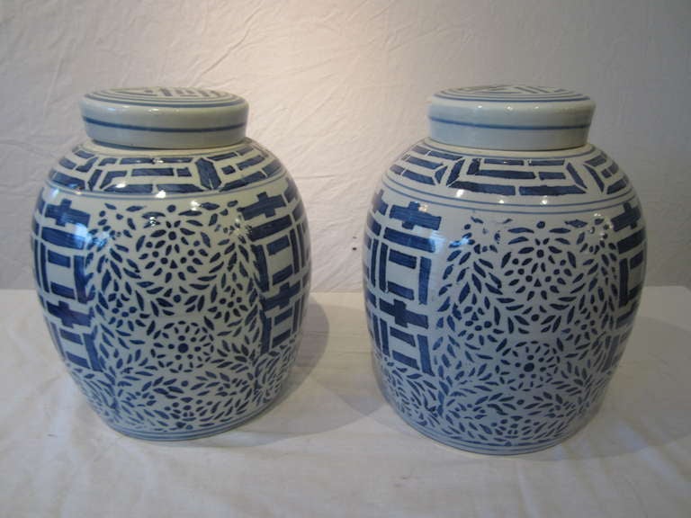 Pair of Chinese Blue and White Porcelain Jars In Good Condition In East Hampton, NY