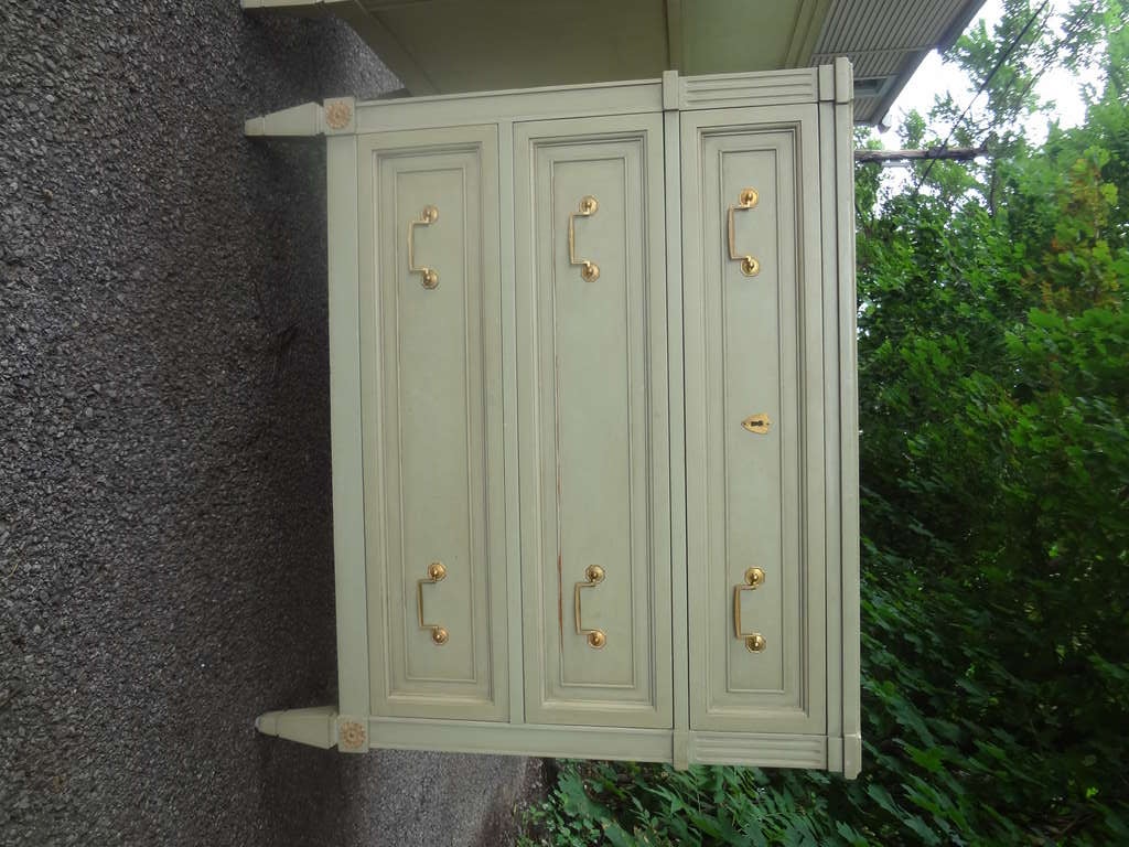 Pair of Painted Neoclassical Revival Commodes In Good Condition In Sleepy Hollow, NY