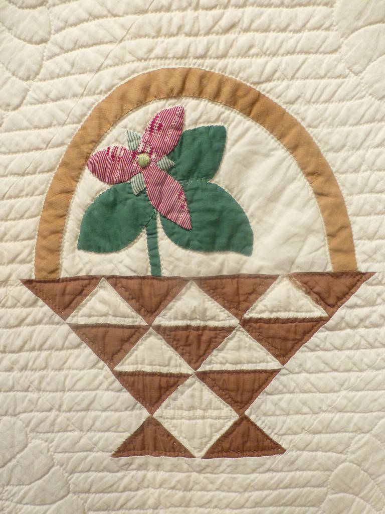"Baskets of Flowers" Vintage Quilt. For Sale at 1stdibs