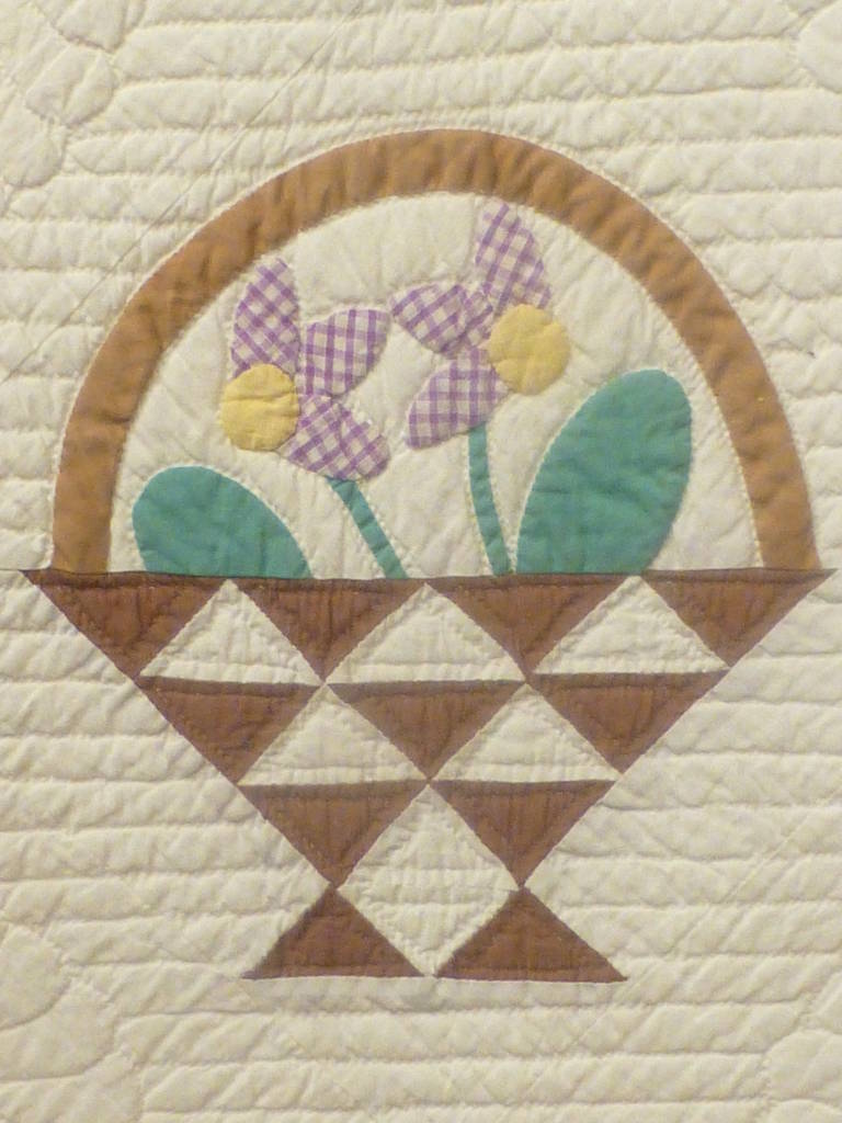 "Baskets of Flowers" Vintage Quilt. For Sale at 1stdibs
