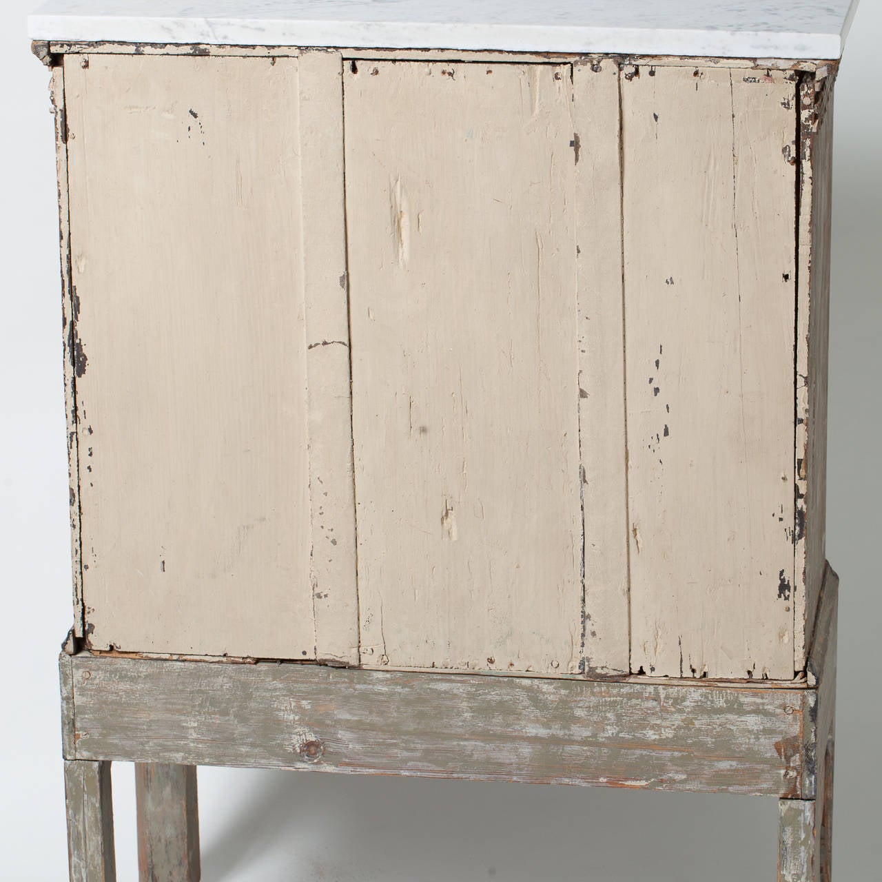 A Swedish Gustavian Period Small chest of Drawers circa 1780. 2