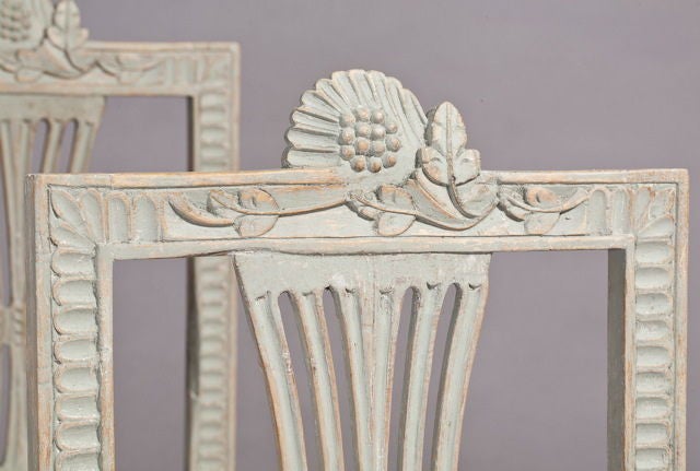 A set of four Gustavian Dining Chairs bearing the signature<br />
fruit and flower carving of the hops plant used by the Lindome<br />
furniture makers, Sweden, circa 1800.