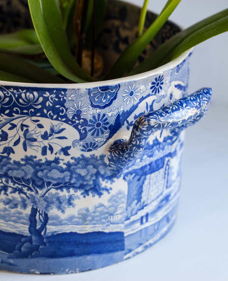 A blue and white transferware footub circa 1820, England. In Good Condition In New Preston, CT
