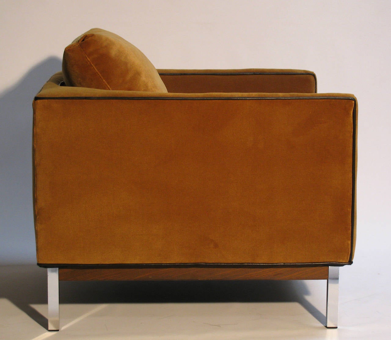 Pair of Lounge Cube Chairs by Selig In Excellent Condition In Austin, TX