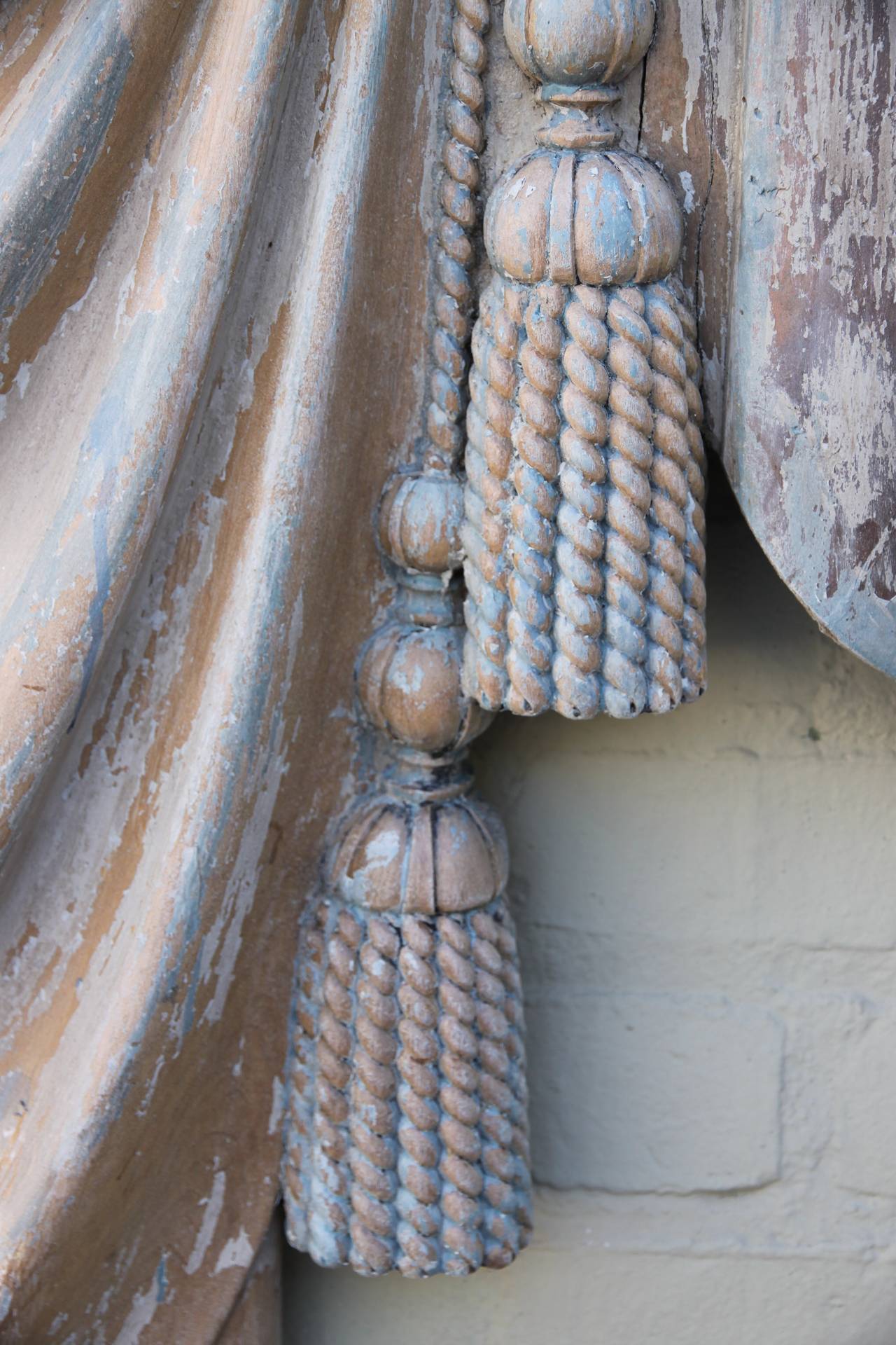 19th Century Italian Carved Valence with Tassels In Distressed Condition In Los Angeles, CA