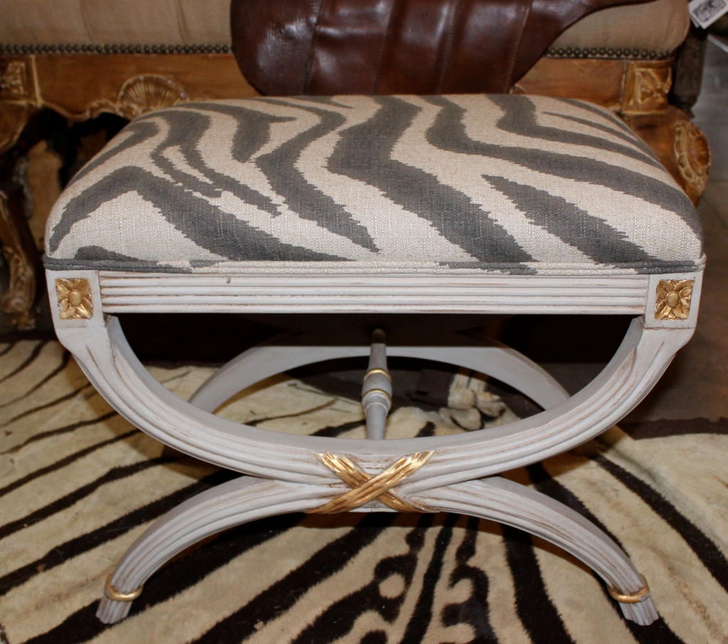 Pair of Italian Painted & Parcel Gilt Stools In Good Condition In Los Angeles, CA