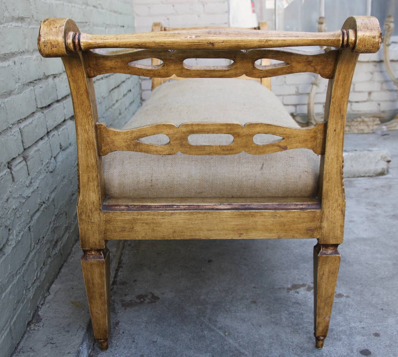 Italian Panted and Parcel-Gilt Bench In Distressed Condition In Los Angeles, CA