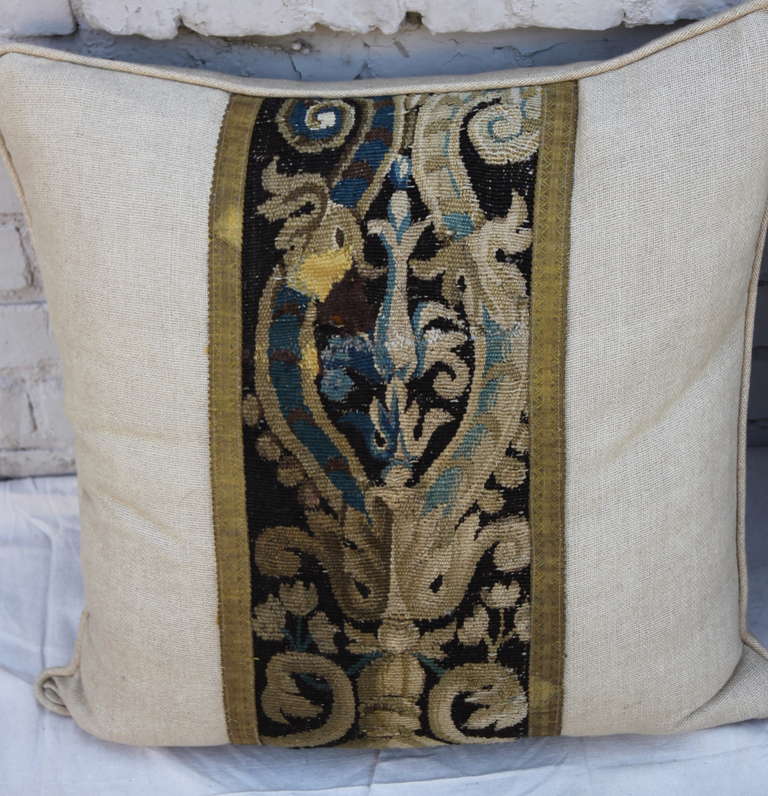 Pair of 18th Century French Tapestry Pillows on Linen Textile In Excellent Condition In Los Angeles, CA