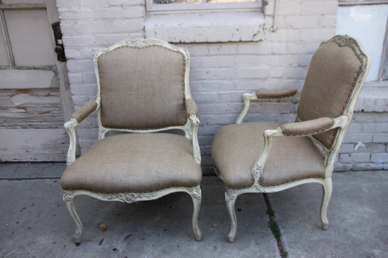 Pair of French Louis XV Style Painted Fauteils In Distressed Condition In Los Angeles, CA