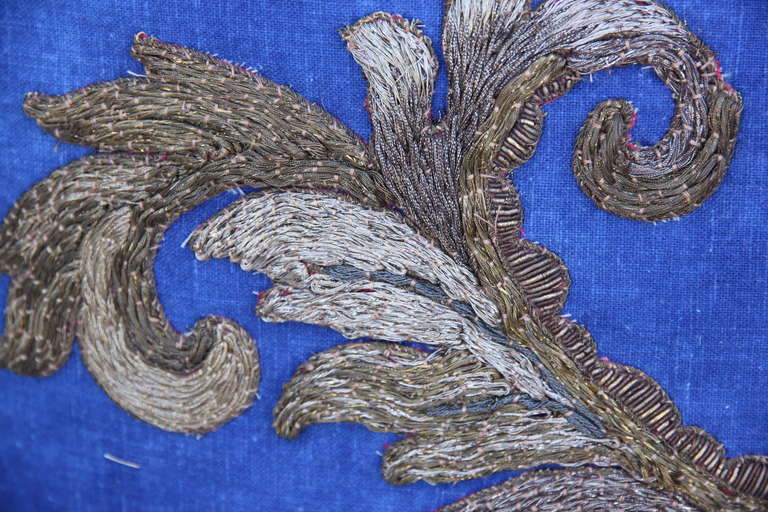 Pair of Metallic Appliqued Blue Linen Pillows by Melissa Levinson In Excellent Condition For Sale In Los Angeles, CA