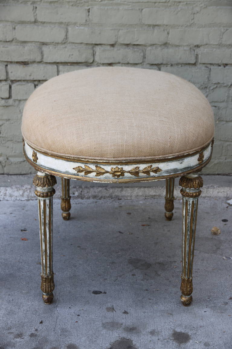 Italian Neoclassical Style Painted and Parcel-Gilt Bench In Distressed Condition In Los Angeles, CA