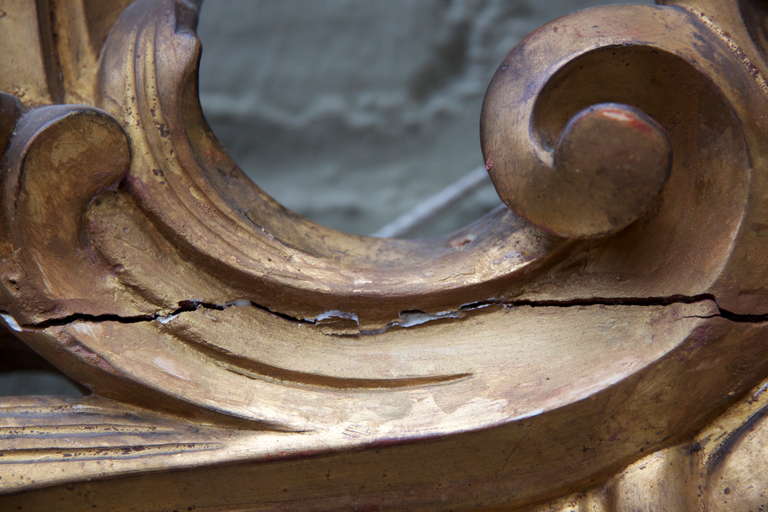 XIX secolo Specchio in legno dorato in stile rococò italiano in vendita