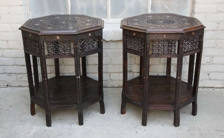 Paire de tables syriennes sculptées et incrustées