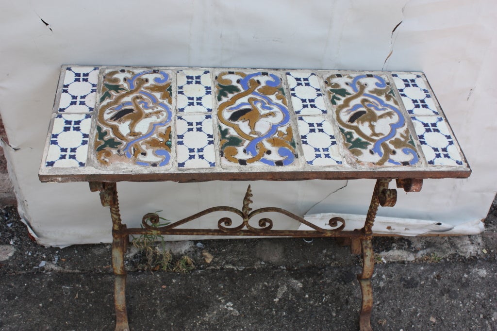 Crunchy Finish Garden Table in Tile