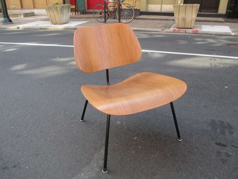 Eames 1946 Lounge Chair with black legs and walnut veneered seat and back by Herman Miller 