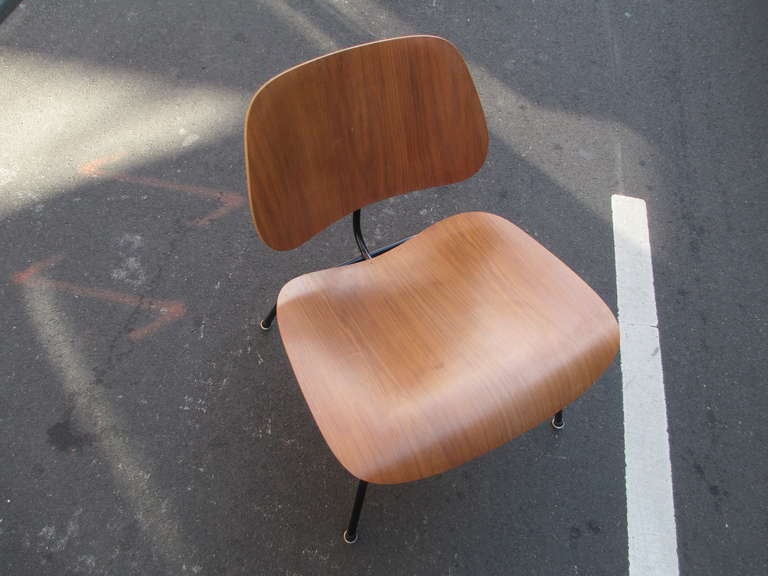 Charles Eames for Herman Miller LCM in Walnut  In Excellent Condition In Philadelphia, PA