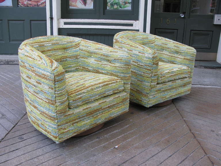Mid-Century Modern Pair of Milo Baughman Swivel Chairs 